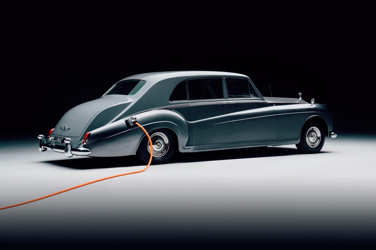 Как и зачем старинные автомобили переводят на электротягу?