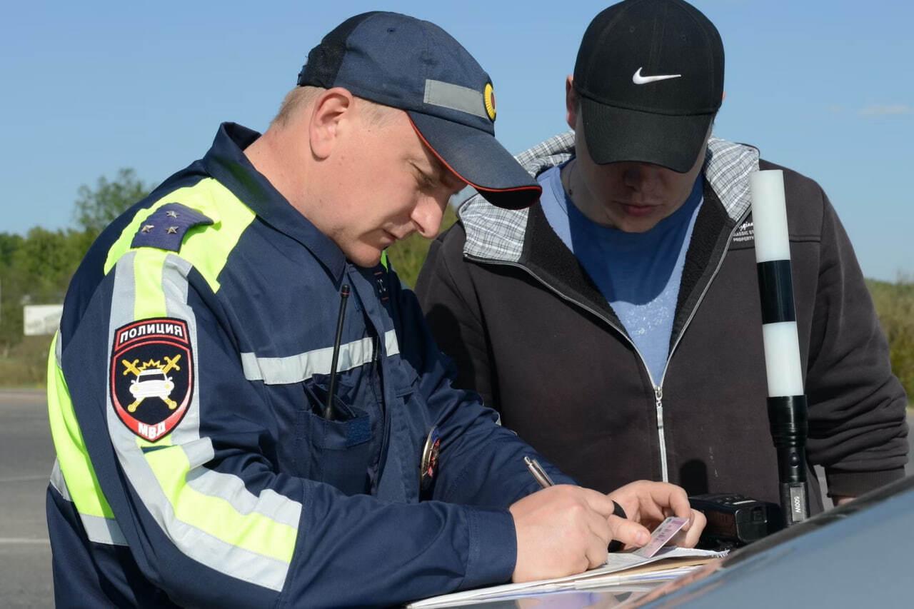 Инспектор ГИБДД заполняет протокол административного правонарушения