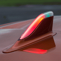 Зеленая лампочка горит внутри стильного плавника на крыше, когда включены габариты. А при нажатии тормоза она превращается в стоп-сигнал