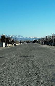 Широченная дорога в обычном мелком поселке: на одной полосе поместятся три машины