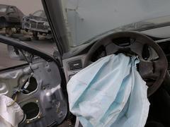 [14 смертей и взорвавшийся завод: почему подушки безопасности Takata начали убивать людей](https://motor.ru.net/stories/takataairbags.htm)