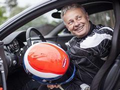 [«Я выбил шлемом боковое стекло» — тест-пилот Bugatti вспоминает, как разбился на гиперкаре Veyron](https://motor.ru.net/stories/veyroncarsh.htm)