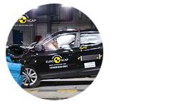 EuroNCAP уже провел [краш-тест Qashqai](https://motor.ru.net/news/2014/02/26/qashqaincap/). Кроссовер получил максимальный пятизвездочный рейтинг, но эксперты отметили вероятность хлыстовых травм шеи при ударе сзади, а защиту грудной клетки признали лишь «достаточной».