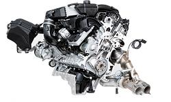 Новый шестицилиндровый мотор для BMW M3/M4 - настоящее инженерное чудо. У него алюминиевый блок цилиндров с закрытыми каналами рубашки охлаждения, а вместо традиционных вкладышей используется нанесенный методом напыления слой углерода и особого металлического сплава. Турбины две, причем клапана сброса избытка давления нет - его роль выполняет система управления клапанами Valvetronic. А еще у нового мотора два топливных насоса - один бы не справился.