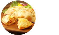 Эмпанады -- очень популярная закуска. По сути, обычный пирожок с начинкой, обжариваемый в масле. Бывают с картошкой, горохом, мясом или сладкие, с добавлением изюма.