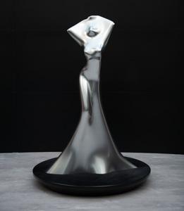 Дух каждого из суббрендов "Даймлера" попытались воплотить в скульптуре. Фигура The experience of Modern Luxury олицетворяет Mercedes-Benz. Она получилась самой креативной — и ее сложнее всего комментировать. Это искусство, поиск, волнующие формы, разумная степень упрощения и большая доля натуральности.