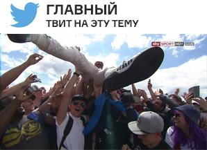 Из лап фанатов Льюис вернулся целым и невредимым. Но [на этом моменте трансляции](https://twitter.com/Mattzel89/status/752140580390576128) видно, что опасность была близка.