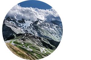 Перевал Гросглокнер проходит мимо одноименной горы - самой высокой в Австрии. 3798 метров. 