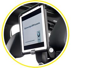 Крепление для iPad – тоже часть фирменной линейки аксессуаров. Там же можно найти и регулируемый по высоте и наклону столик для задних пассажиров – он перемещается по направляющей в спинке переднего кресла.