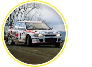 В Mitsubishi взялись за разработку Evo ради омологации компактного «Лансера» для чемпионата мира по ралли (WRC). «Эвик» первого поколения появился в WRC в сезоне 1993 года. В 1994 году пришла первая победа: Ралли Финляндии выиграл Томми Мякинен. А уже в 1996-м «Эвик» принес Мякинену первый из четырех титулов WRC.