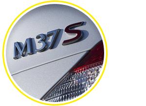 Раньше Infiniti Q70 носил индекс M – вся линейка компании была переименована лишь в 2014 году. Теперь все вседорожники называют QX, а седаны и купе — Q. Индекс в имени обозначает иерархию внутри модельного ряда, а не объем двигателя, как раньше. Вроде бы ничего сложного, но запомнить новые сочетания пока трудно