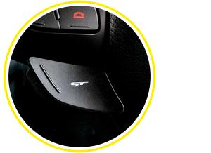 После рестайлинга у «заряженного» Kia cee’d появился новый руль, на котором кнопка GT теперь находится не в одном блоке с круиз-контролем, а вынесена отдельно и сделана очень крупной. Когда ее нажимаешь, меняется графика спидометра на «спортивную», а звук мотора начинает усиливаться через штатную аудиосистему.