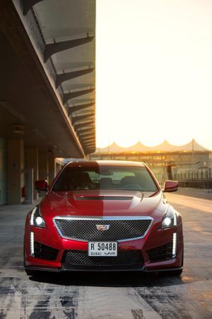 Отличить CTS-V от ATS-V спереди проще всего по ярким кинжалам светодиодных огней, растянувшихся от фар до нижней кромки переднего бампера.