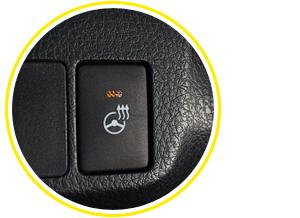 Российской зиме RAV4 может противопоставить подогрев всех сидений, руля, лобового стекла и форсунок омывателя. Во всех машинах есть вспомогательный «фен», помогающий прогреть салон, у дизельных моторов — подогреватель.