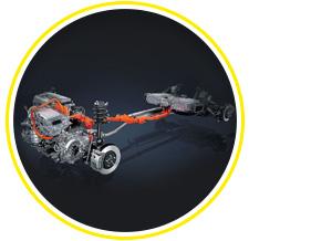 В качестве замены дизельному мотору, пока отсутствующему в линейке NX, предлагается бензоэлектрический гибрид 300h. Привод здесь условно полный – задней оси помогает 68-сильный электромотор. Паспортный комбинированный расход равен 5,4 литра, а цены начинаются от 2 599 000 рублей.
