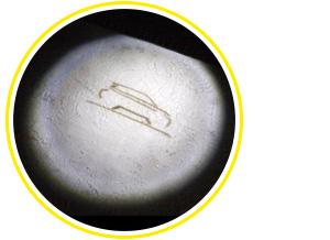 На Range Rover можно заказать зеркала заднего вида, в корпус которых встроен «проектор», при открытии дверей отображающий на асфальте силуэт автомобиля. Правда, почему-то трехдверного «Эвока».