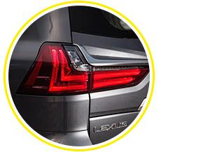 У «Лексуса», как и у Audi Q7, светодиодный поворотник красиво пробегает внутри фонаря. Смотрится здорово! На передних фарах – та же система.
