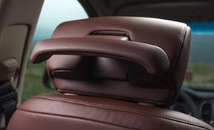 В подголовник водительского кресла изящно вписана выдвижная вешалка