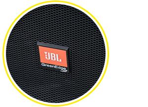 В Toyota Highlander установлена аудиосистема JBL с 12 динамиками, настройками объемного звучания и сабвуфером, установленным на двери багажника. USB-порт только один, но дополнен линейным входом.