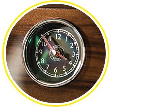 Над интерьером Mulsanne EWB специалисты работают 150 часов. Для обшивки салона им требуется 480 отдельных кусков кожи и 40 кусков деревянного шпона, проходящего 17 шагов обработки.