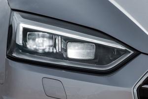 Список опциональных радостей — бескрайний. Вот самые любопытные: матричные светодиодные фары, электроусилитель руля с переменной производительностью, регулируемые амортизаторы, шикарная акустика Bang&Olufsen, системы автоматической парковки и удержания в полосе и — самое главное! — сиденья с функцией массажа.