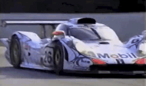 Отрыв машины происходил следующим образом: нос разгружался под действием турбулентности от лидирующей машины. Кочки, поребрики, холмы усиливали дестабилизацию. Короткая колесная база дополняла общий эффект. В то же время, эффективность антикрыла на хвосте резко возрастала и задняя ось начинала работать как точка опоры огромного рычага. Задний диффузор оказывался ниже центральной линии колес и его эффективность тоже умножалась. В результате, плоское днище оказывалось перпендикулярно потоку воздуха. Попробуйте на большой скорости выставить ладонь из окна и почувствуете как все происходит.