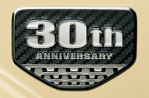 Культ «семидесятки» силен и в Японии, где она уже давным-давно не продается. Но летом 2014-го, в честь 30-летия модели, Toyota возобновила ее продажи на родном рынке — правда, сроком всего на год. Правительство пошло навстречу поклонникам и выдало временное разрешение — несмотря на то, что продавать новые автомобили без ESP (которой у LC 70 нет) в стране запрещено.