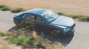 Немного сократить расход топлива помогают панели солнечной батареи встроенные в люк на крыше. Они питают систему кондиционирования и другую бортовую электронику.