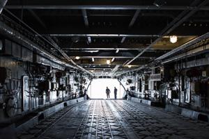 «Зубр» — самый большой десантный корабль на воздушной подушке в мире. Создан для высадки и приема морского десанта на любом необорудованном берегу. С его минусами — чувствительностью к ветру и непогоде — мы столкнулись на съемке. Еще одна неприятность — в грузовой отсек не помещается раллийный грузовик