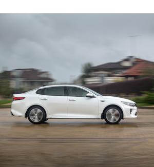 Техобслуживание нужно проходить каждые 15000 километров или раз в год. Гарантия — 3 года или 100 тысяч километров пробега.