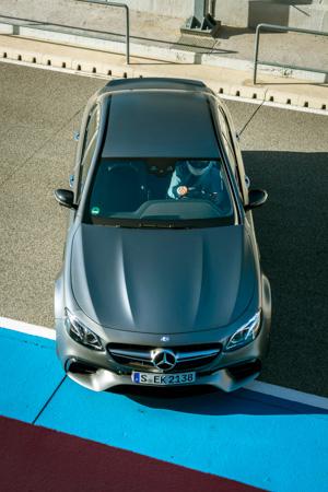 Цен на новый AMG E63 S пока нет — они будут объявлены в середине января, а первые товарные машины появятся в Европе в марте 2017 года.