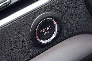 Кнопка запуска двигателя у С4 находится слева от руля. Непривычно, но симпатично