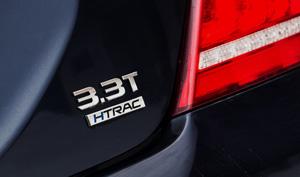 Альтернативы мотору 3.3 T-GDI — старенькие 3.8 GDI и 5.0 GDI от «Экуса». В первом случае ценник G90 опустится до 4 450 000 рублей (правда, речь о младших комплектациях; за многие опции придется платить сверху), а с «восьмеркой» вырастет до 5 650 000 рублей (по умолчанию самая полная комплектация Royal, как у тестовой машины)