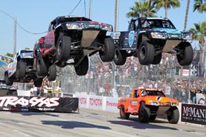 Одна из главных фишек городских этапов Indycar — совершенно чумовые гонки серии Stadium Super Trucks. Это когда пикапы, предназначенные для ралли-рейдов и бах, ездят по асфальту на трех колесах, прыгают с трамплинов и все такое. Просто [посмотрите](https://www.youtube.com/watch?v=Nyi3nOIy-cw).