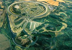 Вообще, Милбрук – это здоровенный испытательный комплекс с огромным количеством самых разных дорог. Здесь тестируют все подряд, от легковушек до военной техники, поэтому при въезде вам заклеивают камеры на мобильном телефоне, а если возьмут с поличным при шпионаже – вырвут сердце и скормят его местным белкам. По крайней мере, нам так пообещали.