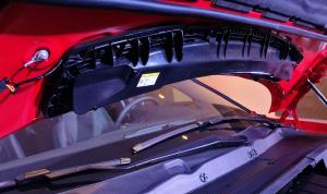 Под капотом E-Pace прячется экзотическая опция - подушка безопасности для пешеходов. Она на миллисекунды раскрывается перед лобовым стеклом и «ловит» сбитого человека. Самое интересное, что это опция – за нее надо доплатить.  
