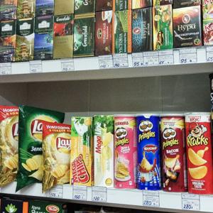 Цены в магазинах – раза в два выше московских! А все потому, что доставлять сюда продукты действительно очень накладно и дорого. Поэтому когда в следующий раз услышите про высокие северные зарплаты – держите эти цифры в голове.
