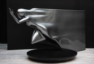 Скульптура, выражающая характер Mercedes-AMG, называется The experience of Performance Luxury и изображает движение в самом явном виде, без всяких иносказаний. А еще она напоминает маскот, накапотную фигурку дорогих машин золотой эры