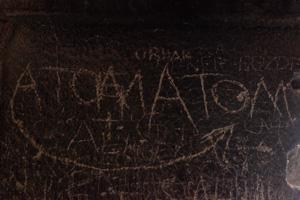 Возраст этих глубокомысленных надписей эксперты затрудняются определить.