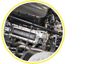 В CLR стоял двигатель GT108С — почти шестилитровый V8 с 32 клапанами базировался на блоке от М119. Его мощность приближалась к 600 л.с. при массе машины в 900 килограммов. Секвентальная коробка передач Xtrac с шестью ступенями перекочевала без изменений из CLK LM 1998 года.