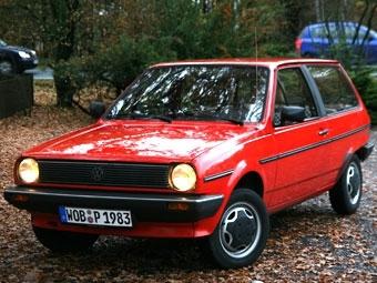 Выделять из общей гаммы экономичные модели Volswagen начал в 1982 году, когда появился Polo Formula E (понятно, что буква E означает "economy"). Поездить на такой машине в отличном состоянии нам удалось во время теста современных "Блюмоушнов". Этот довольно дешевый автомобиль оснащен карбюраторным мотором объемом 1,1 литра и мощностью 50 лошадиных сил. Отличия от обычного Polo с тем же двигателем - четырехступенчатая коробка передач с "длинной", повышающей четвертой передачей и эконометр на панели приборов. Volkswagen Polo второго поколения весил всего лишь 700 килограммов. Поэтому такого 50-сильного двигателя этой машине вполне хватает для городской езды в современном немецком (а там разгоняются намного быстрее, чем в России) ритме.