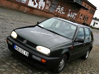 Еще одним экономичным автомобилем прошлых лет, на котором нам удалось поездить, стал "третий" Golf Ecomatic. По сравнению с Polo, с которым "Гольф" разделяют 10 лет, эта машина намного более "продвинутая". Здесь стоит дизель объемом 1,9 литра и мощностью 64 лошадиные силы, автоматический стартер и автоматическое сцепление. Благодаря ему третьей педали здесь нет, но передачи при этом переключаются обычной ручкой, торчащей из пола. Несмотря на то, что механизм родом из начала 90-х годов, работает он отменно. По крайней мере, нет никакого недопонимания с машиной - ты просто включаешь первую, трогаешься и едешь, совершенно не думая о процессе переключения передач.

Но самое забавное в "Экоматике" - это система "Старт-стоп", которая действует даже смелее, чем в современных "Блюмоушнах" - здесь автоматика выжимает сцепление и глушит двигатель через несколько секунд после того, как водитель убирает ногу с газа - в движении. Усилителя руля тут нет, а значит после выключения мотора "баранка" не тяжелет, и ощущения у водителя точно такие же, как если бы машина катилась накатом. Теперь, однако, считается, что езда на нейтрали небезопасна, и современные системы остановки и запуска двигателя работают только тогда, когда машина неподвижна.