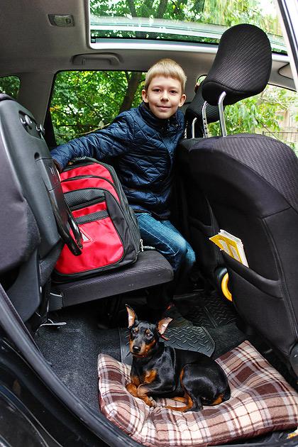 Никиту вполне устраивает его обычное место -- за папой. И еще он в восторге от огромной панорамной крыши. А систему трансформации салона оценил в первую очередь пёс Рэйс: для него тоже нашлось уютное местечко.