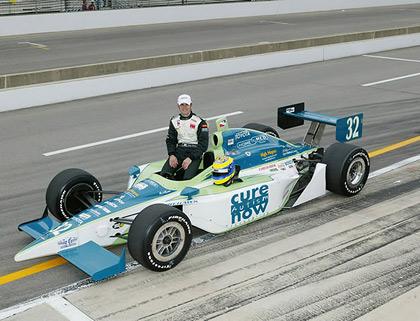 %На частных тестах команды Ganassi в Индианаполисе в октябре 2003 года взлетел и разбился Тони Ренна. Авария 26-летнего американца стала наглядным опровержением теории о том, что на предельных скоростях гоночные болиды обладают настолько высокой прижимной силой, что могут ездить по потолку: болид Ренны взмыл в воздух и ударился о заграждение. Гонщик погиб на месте.