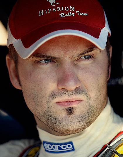 Яркко Миеттинен
%Раллийный пилот, инструктор, 33 года.  
Помимо финского, говорит на английском, немецком и шведском языках.
%**Главные достижения в карьере:**    
Победитель этапа WRC в Финляндии 2002 года в группе N.  
Пилот года Mitsubishi.  
Многократный победитель этапов национального чемпионата Финляндии.  
Чемпион Румынии по ралли 2008 года: пять побед, одно второе место.  
Победитель этапа IRC в абсолютном зачете в Китае 2008 года.  
Пилот Skoda Fabia RS Rally Team в чемпионате Финляндии -- четвертое место в личном зачете по итогам года.  
В качестве инструктора работает с 2001 года.  
Давал уроки в Латвии, Кении, Мексике, Румынии.  
В 2008 году стал одним из основателей Rally Drive Finland.  
Автор всех теоретических материалов школы, главный инструктор.