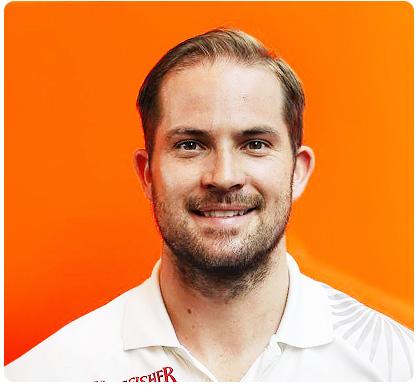 Джонни, снимает правое заднее колесо:
%Самое главное – оценить скорость машины и предугадать, где именно она остановится. У меня меньше всего времени, чтобы подстроиться. Остальные, в случае чего, могут немного переместиться, пока я хватаю колесо.
%В идеале, схватить его надо еще до того, как машина полностью остановилась. Дальше все просто – снять как можно быстрее и не выбрасывать колесо куда попало. 
%Горячее ли оно? Конечно. Но у нас есть специальные костюмы, которые спасают. Ты чувствуешь жар, но все не так страшно – это две-три секунды. Чем быстрее ты снимешь колесо, тем лучше для тебя же.