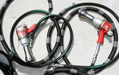 Тренировки
%"В течение уикенда мы проводим по сто тренировок, -- говорит Грэм. -- Главная – за два часа до начала гонки. Все надевают свои комбинезоны, мы проводим небольшое собрание. Если в пятницу мы можем экспериментировать, пробовать разных людей на разных позициях, то в воскресенье концентрация должна быть такой же, как в гонке. Каждую попытку в ходе тренировок мы снимаем на видео, которое затем анализируем".