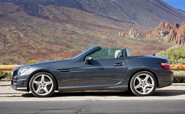 Со сложенной крышей и поднятыми стеклами, в салоне Mercedes-Benz SLK будет комфортно. Главное не разгоняться быстрее 120 километров в час.