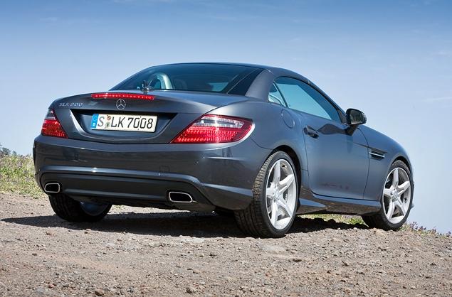 Поднятая крыша влияет на управляемость SLK лишь в нюансах - возрастающая жесткость кузова делает автомобиль чуть острее в реакциях, а задние колеса становится чуть проще отправить в скольжение сбросом газа.