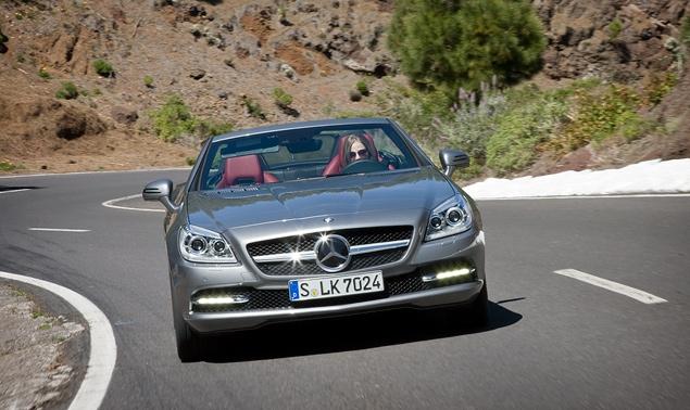 На этой фотографии - SLK с "базовым" обвесом кузова. Светодиодные полоски "дневного света" входят в базовое оснащение всех версий. А спортивный обвес (на фото ниже) придется заказывать за отдельную плату.